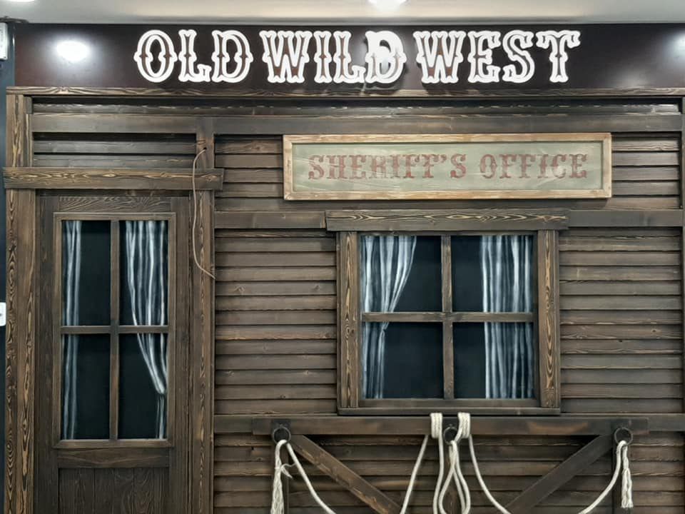 pannello con insegna Old Wide West