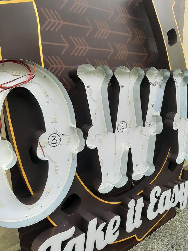 insegna illuminata Old Wide West