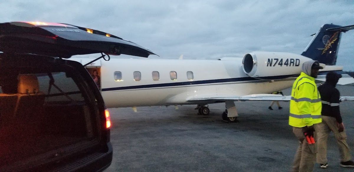 A plane with the number n744hd on the tail