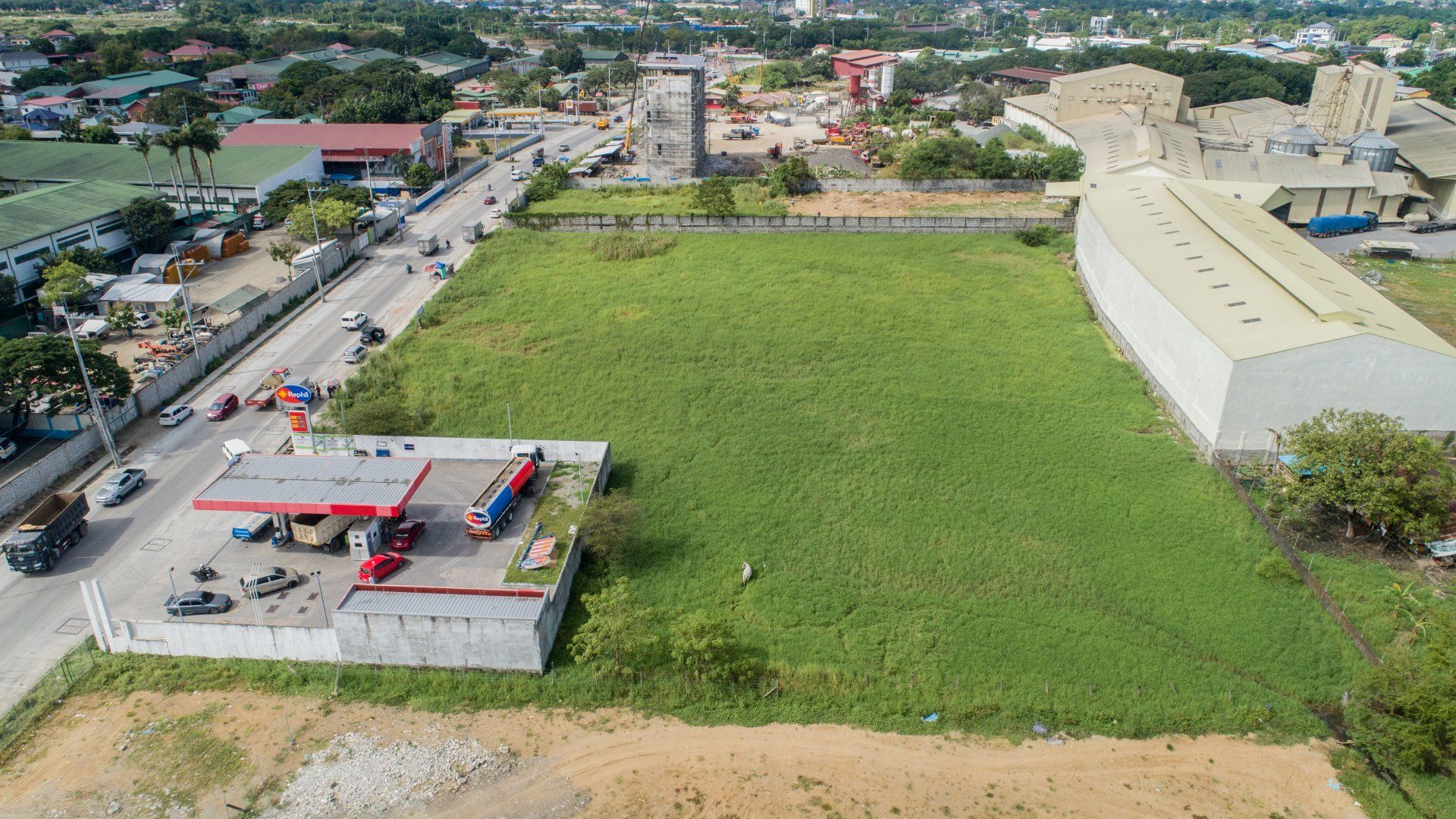 An aerial view of a gas station in the middle of a field.