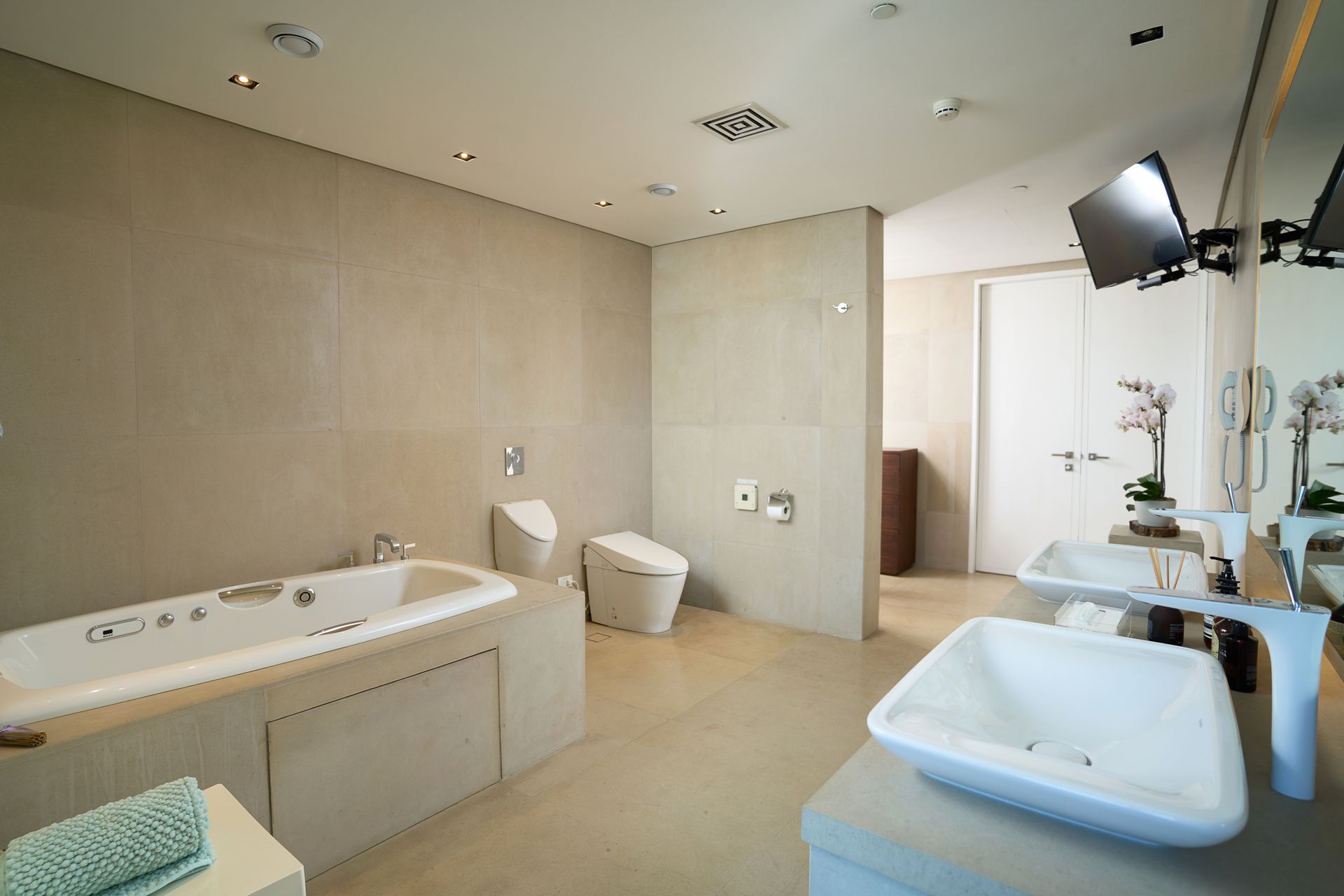 A bathroom with two sinks and a bathtub