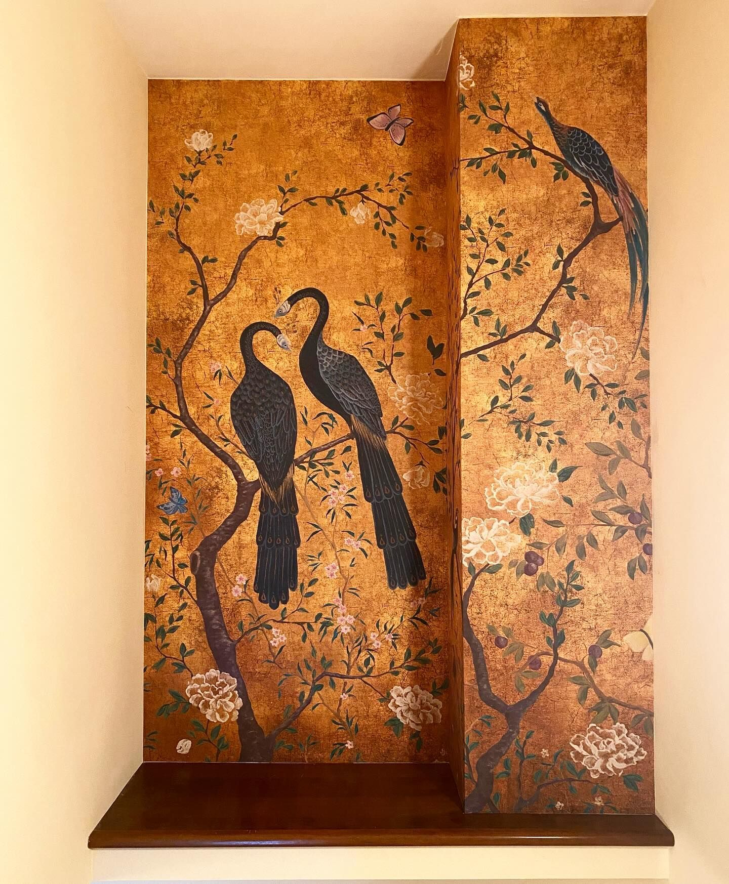 Mosaico di uccelli appollaiati su rami fioriti su sfondo dorato.