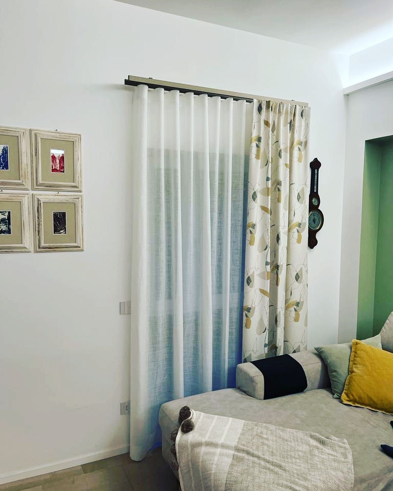 Tende bianche incorniciano una finestra.