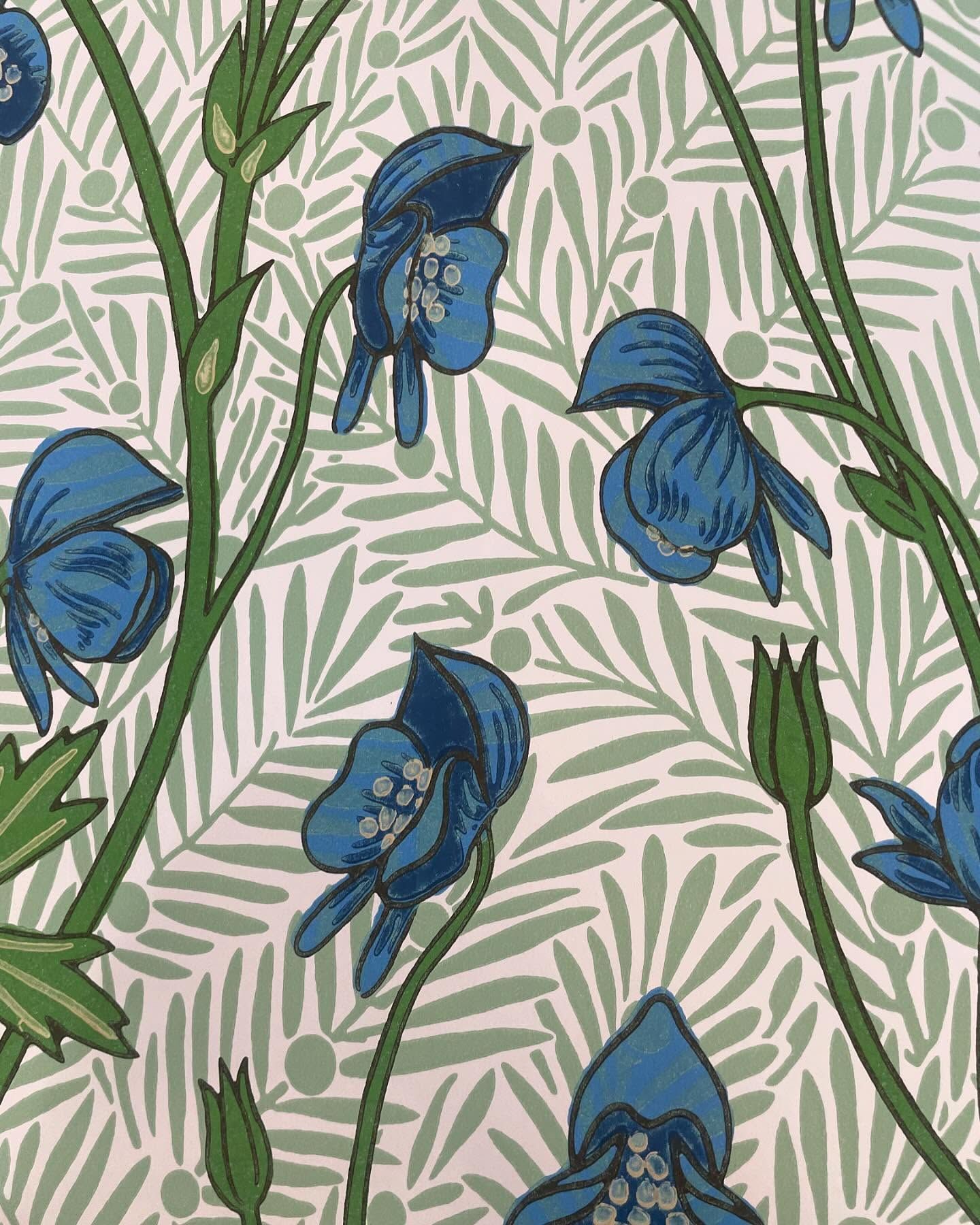 Fiori blu con steli e foglie verdi su sfondo bianco.