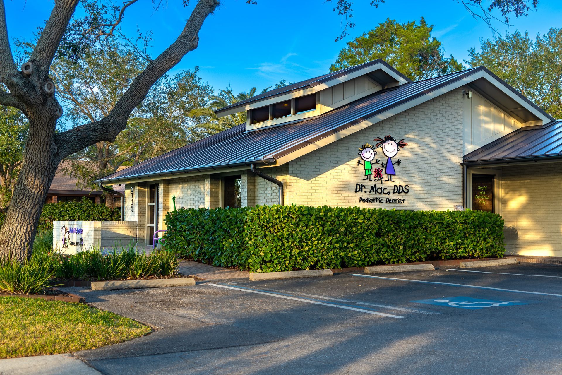 A dental office with a sign that says dr. acc 101