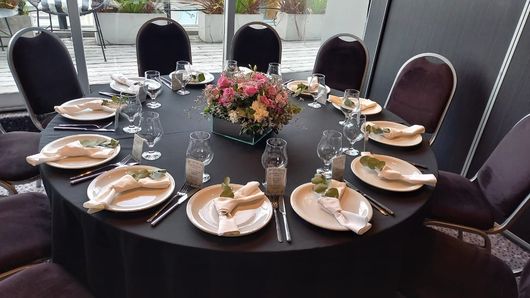 Elegante mesa redonda para banquetes con capacidad para ocho personas.