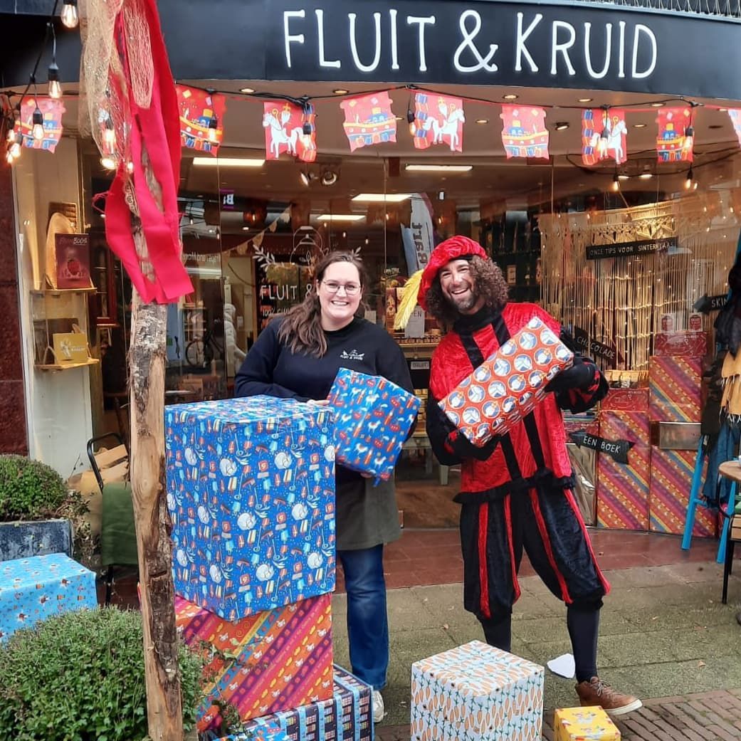 Kinderen konden deze 2 pieten helpen met het stapelen van cadeaus