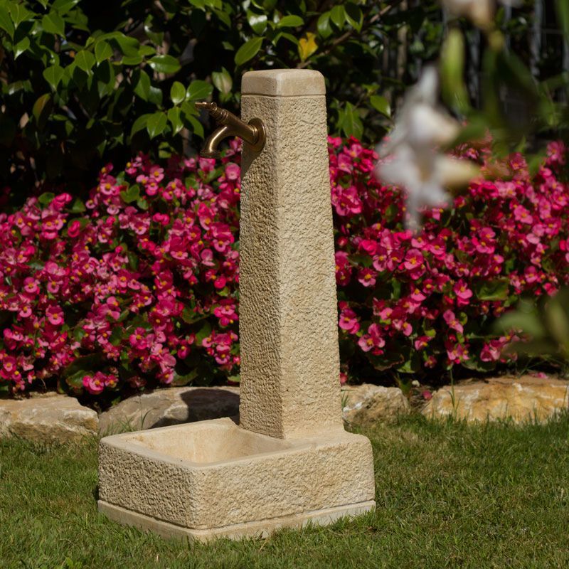 Vista di un soggiorno con un caminetto a San Pietro Vernotico