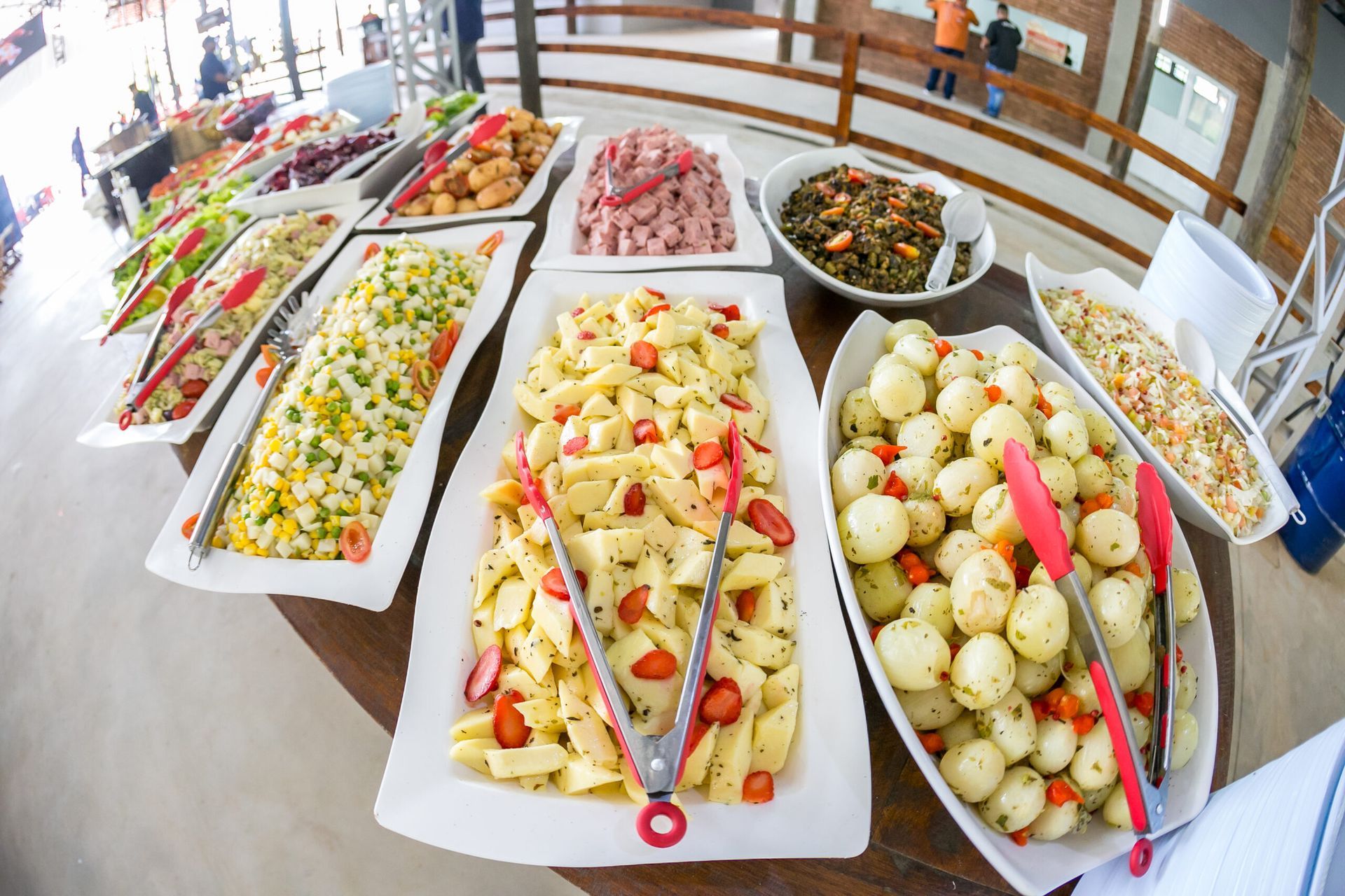 Há muitos tipos diferentes de comida na mesa.