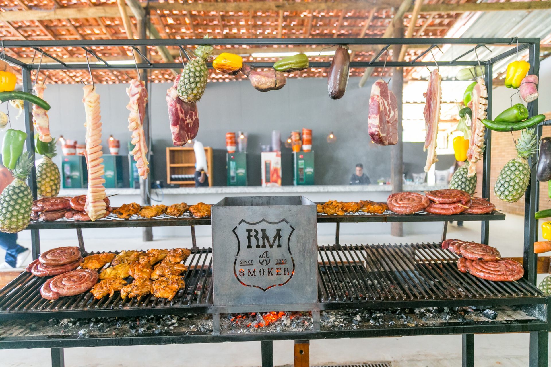 Uma grande grelha cheia de carne e vegetais.