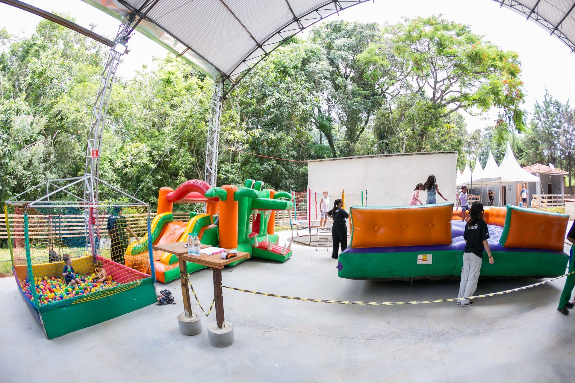 Um grupo de pessoas está trabalhando em um castelo inflável em um playground.