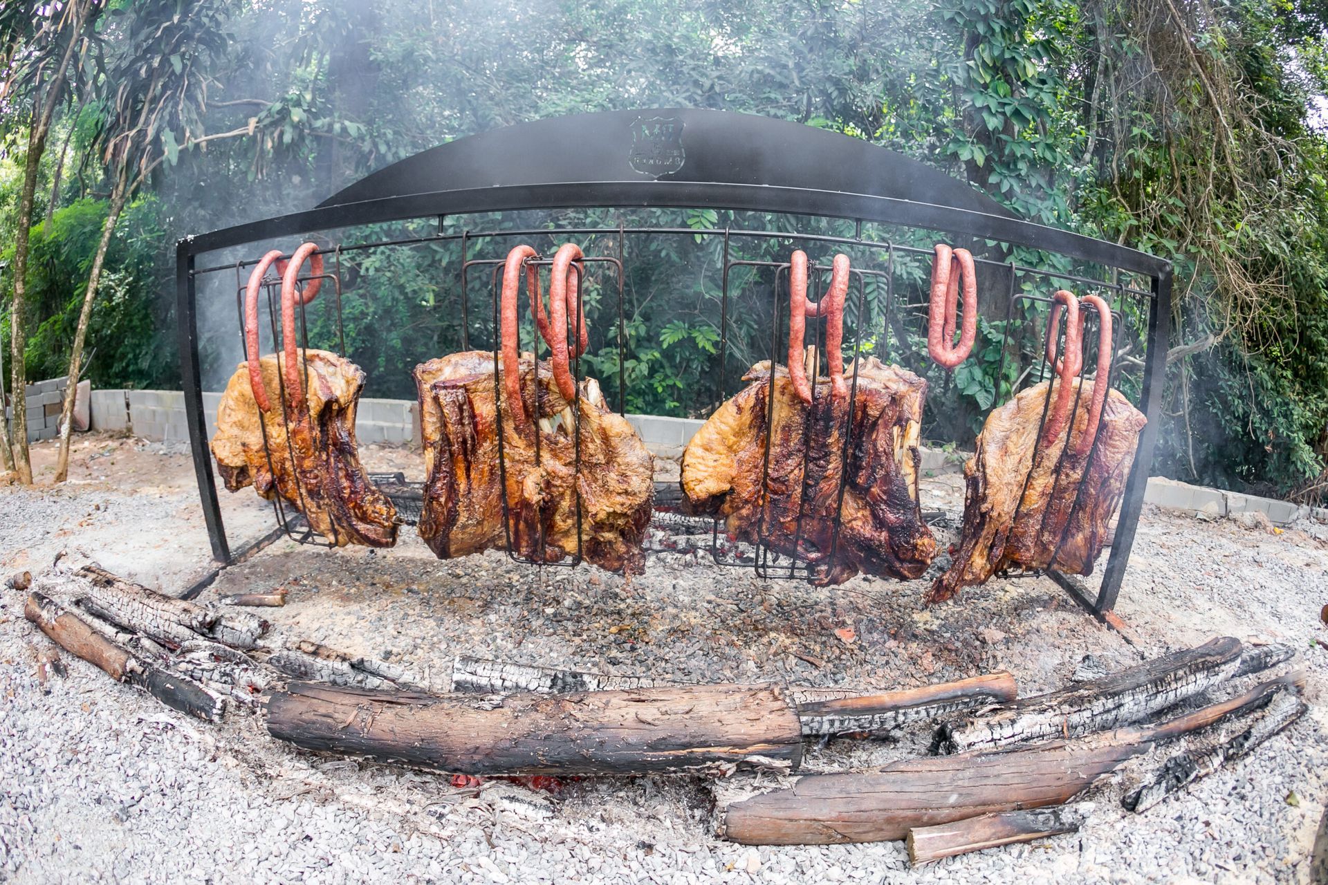 Uma grande quantidade de carne está sendo cozida na grelha.