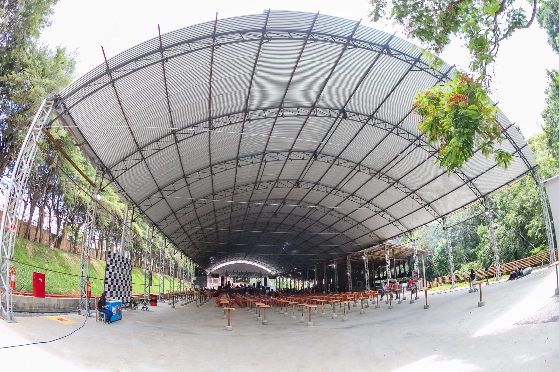 Uma grande área coberta com muitas árvores ao fundo.