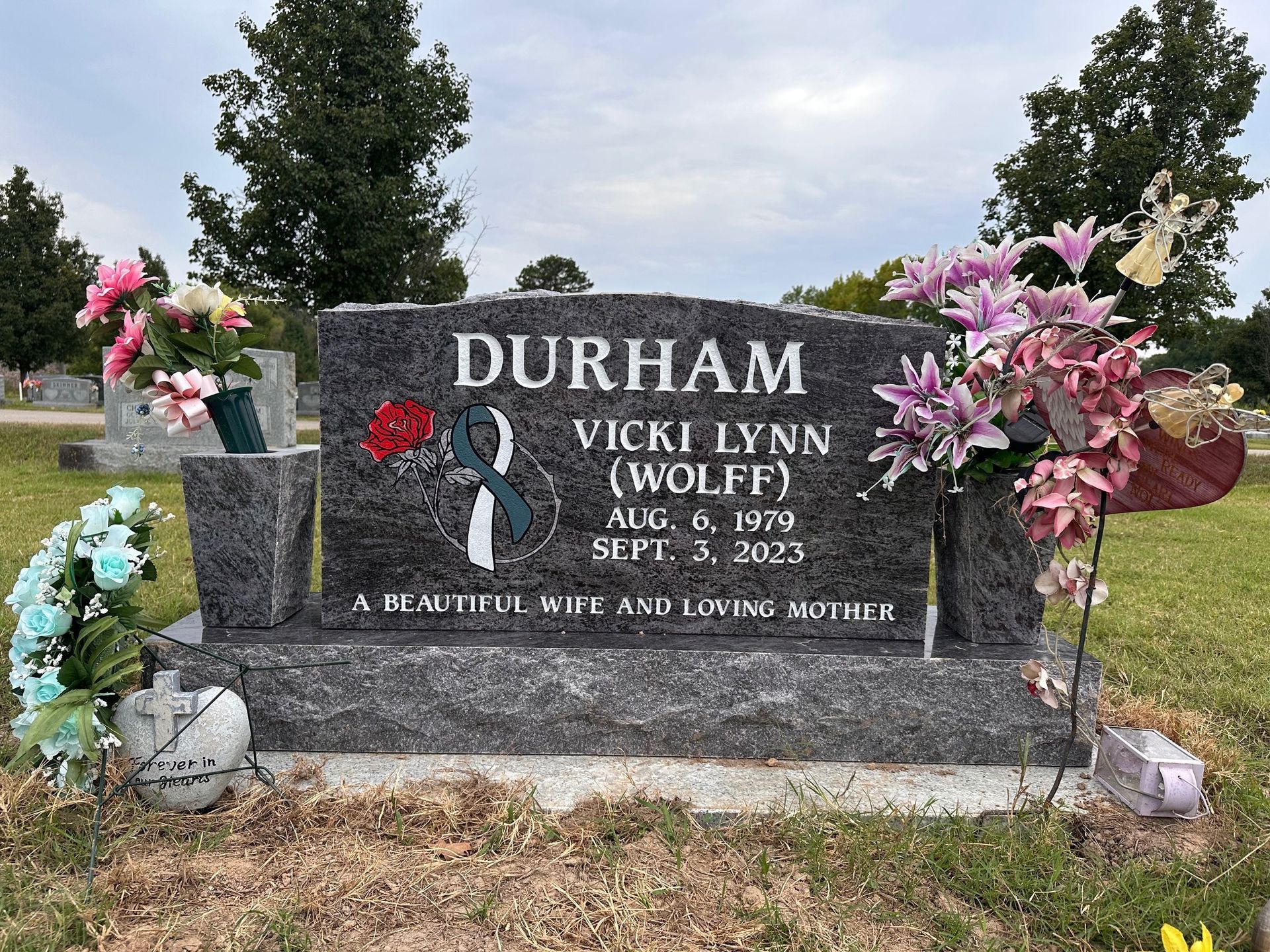 Headstone for Vicki Lynn Durham (Wolff) with flowers.