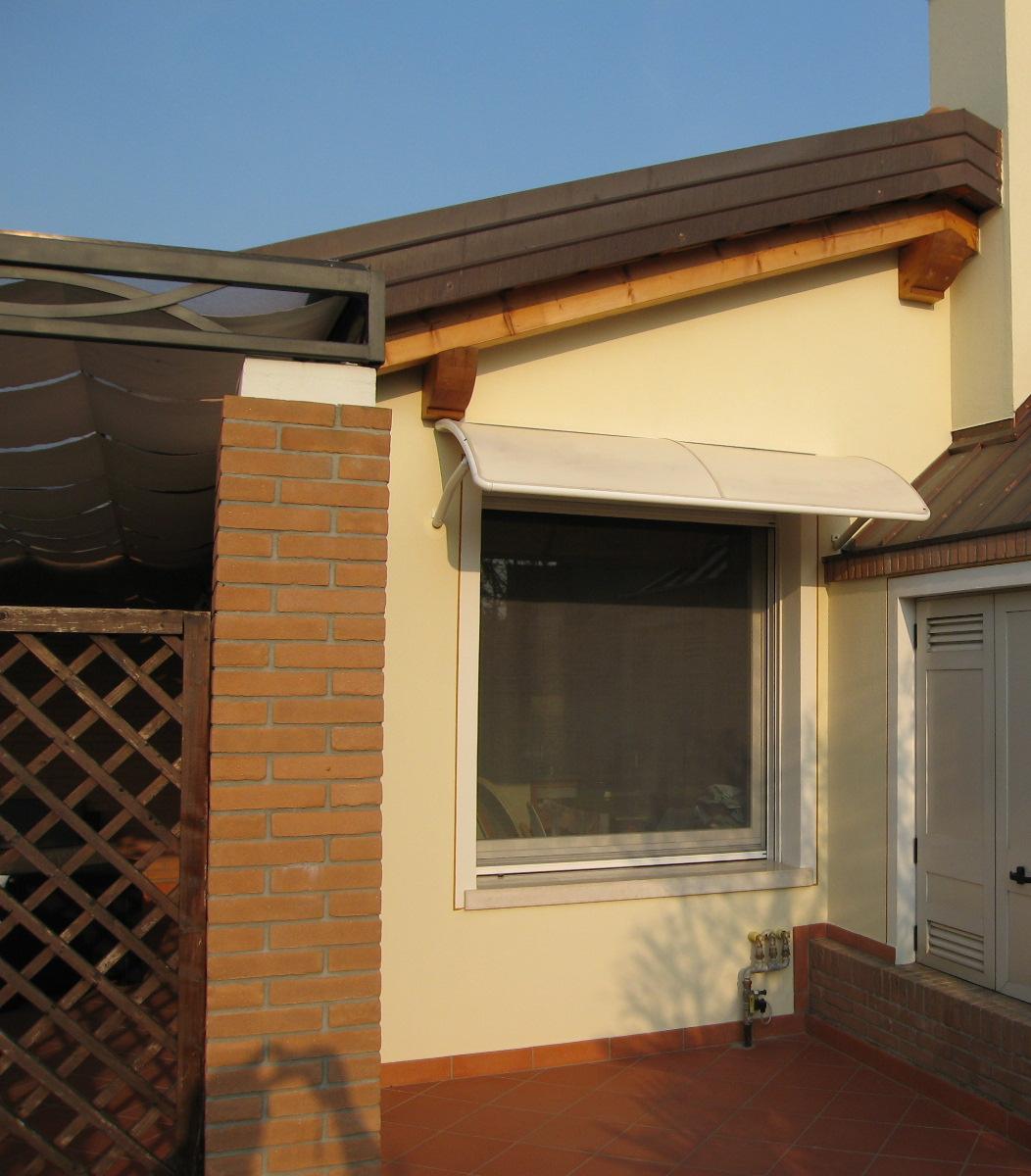 Finestra con tenda a cappottina