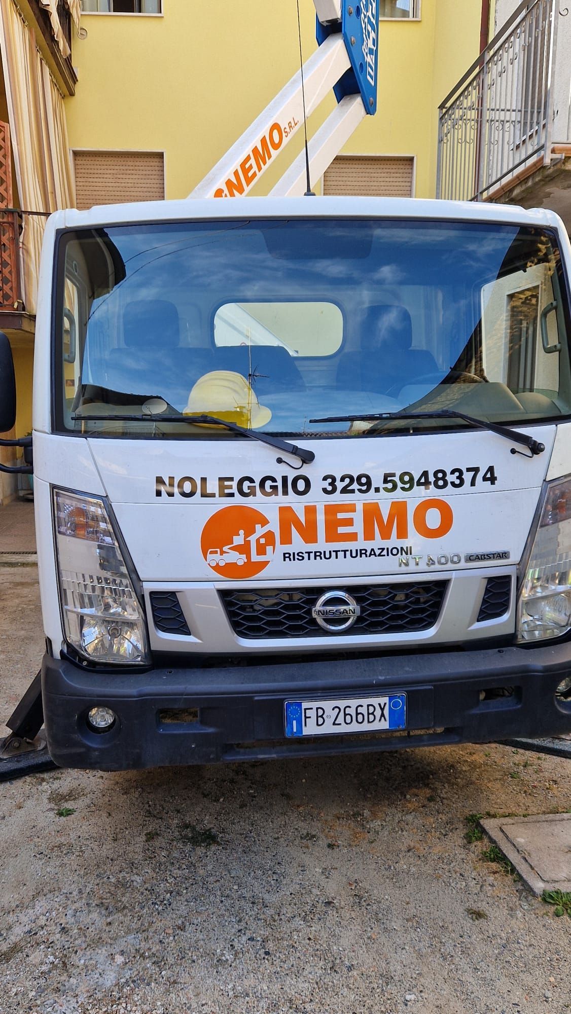 Camion bianco con logo