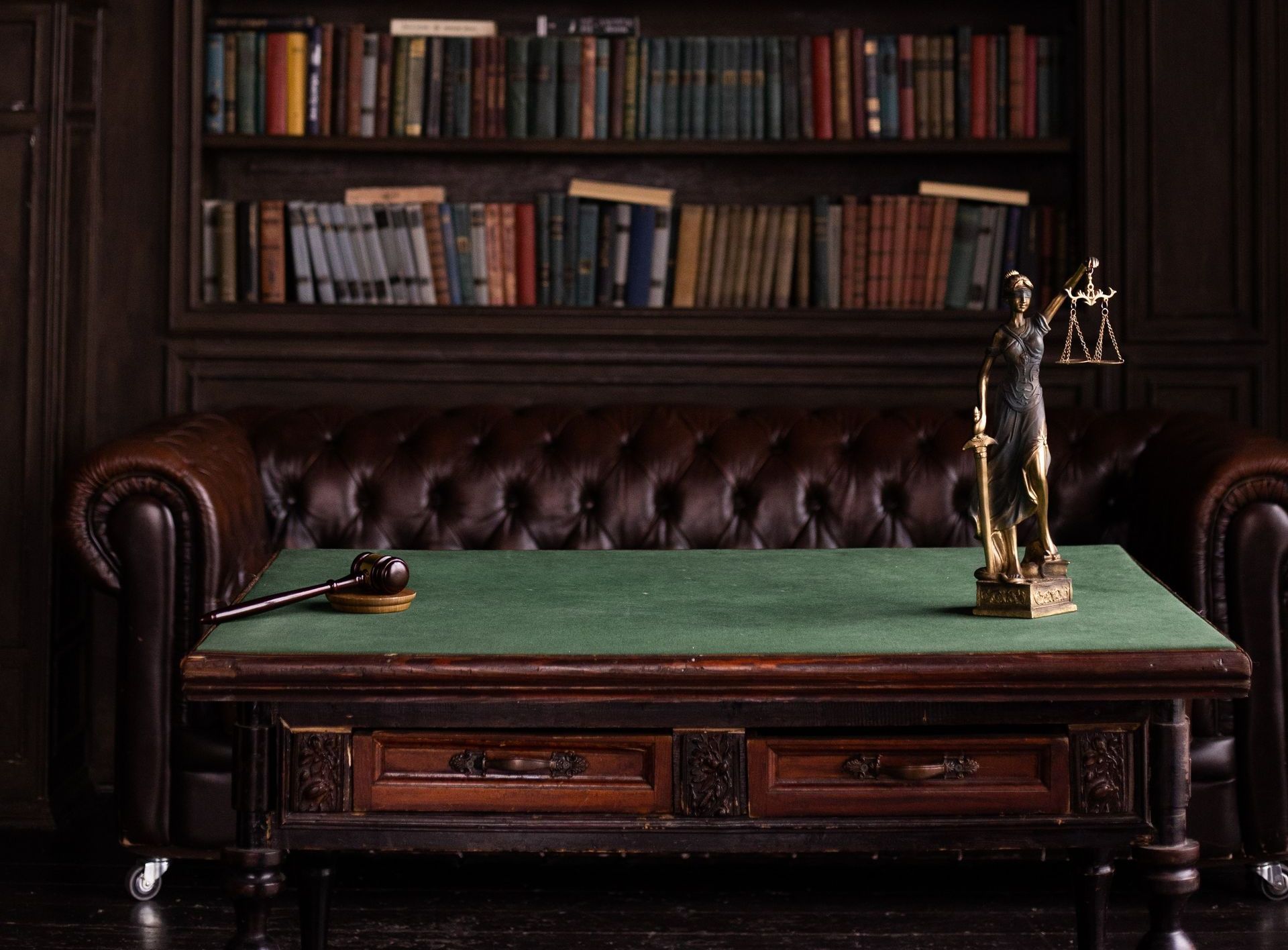 figura de la justicia sobre mesa de paño verde