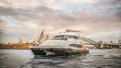 Luxury Harbour Cruises: Private Yacht and Sunset Tours