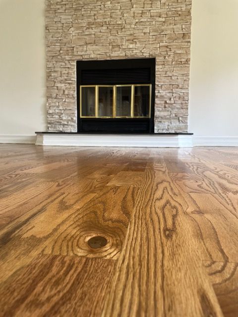 Un salon avec cheminée et parquet.