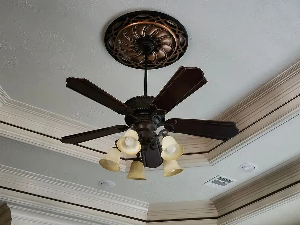 A ceiling fan is hanging from the ceiling of a room