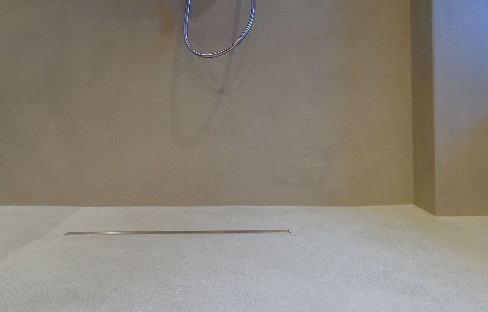 Errelab harsgebonden microcement Basalto effect