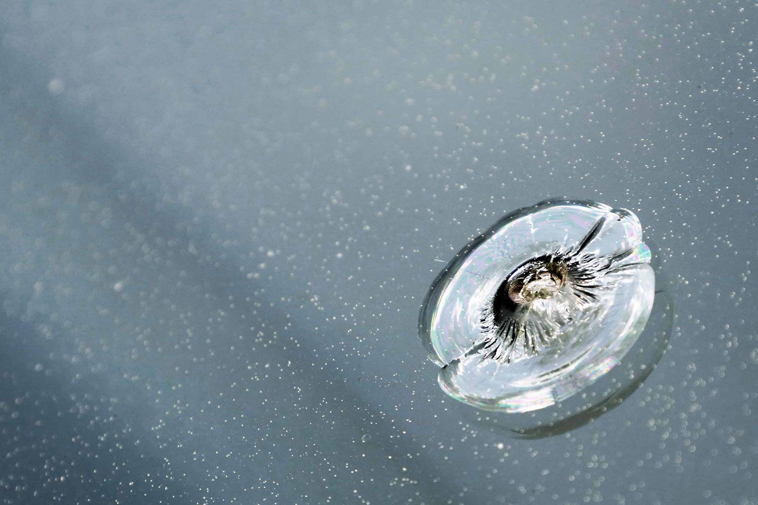 parabrezza auto danneggiato prima della sostituzione