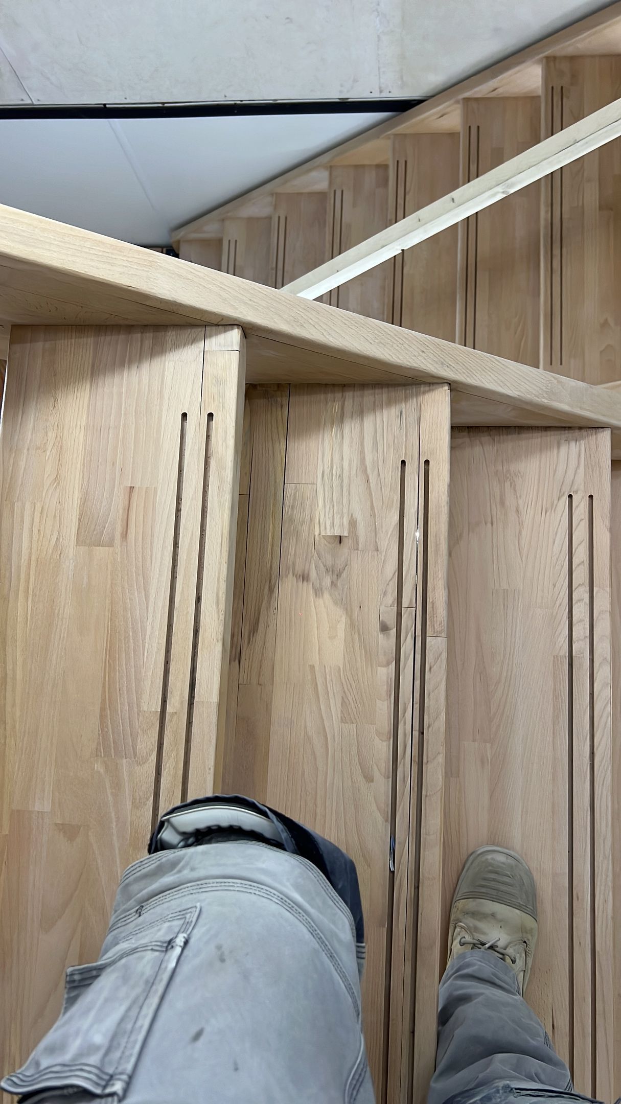 een persoon die op een houten trap staat