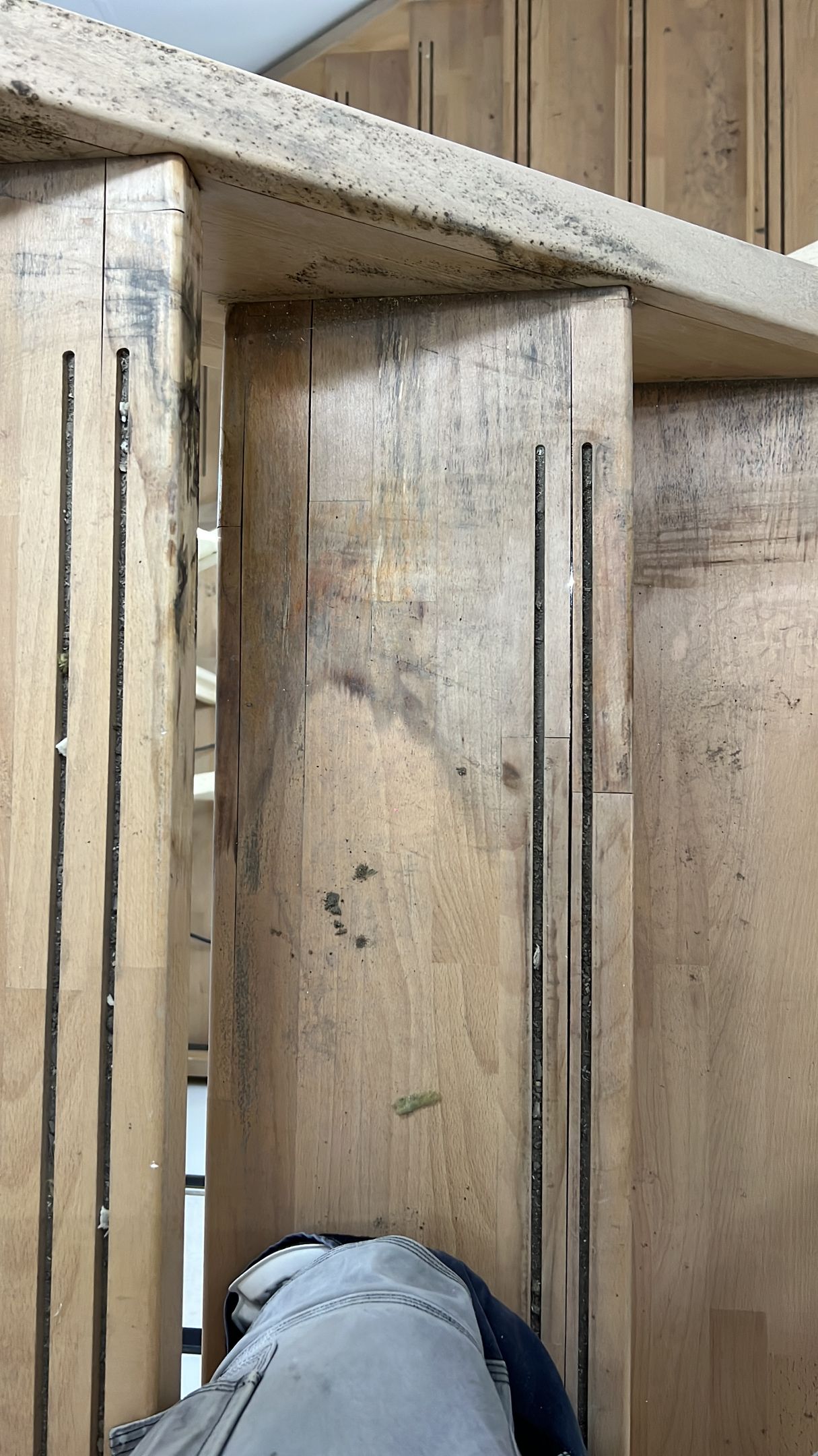 een stuk hout met een paar gaten erin