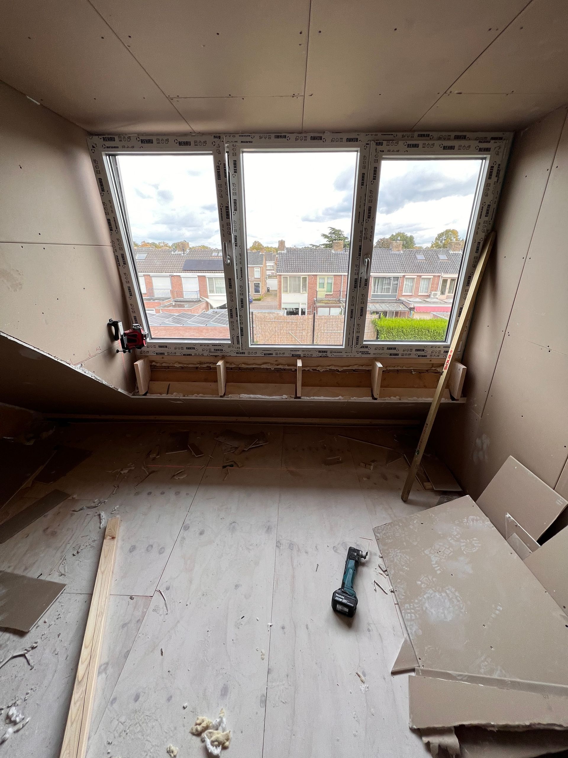 een kamer met een raam en een stuk gereedschap waarop makita staat