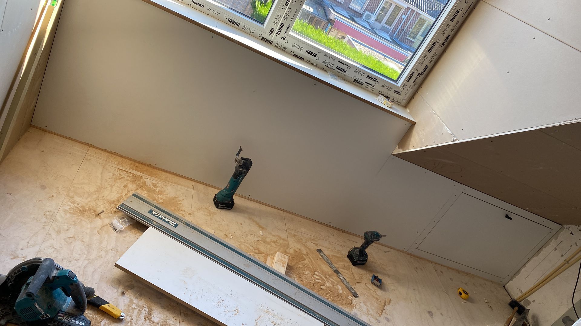 een makita-gereedschap zit op een houten tafel