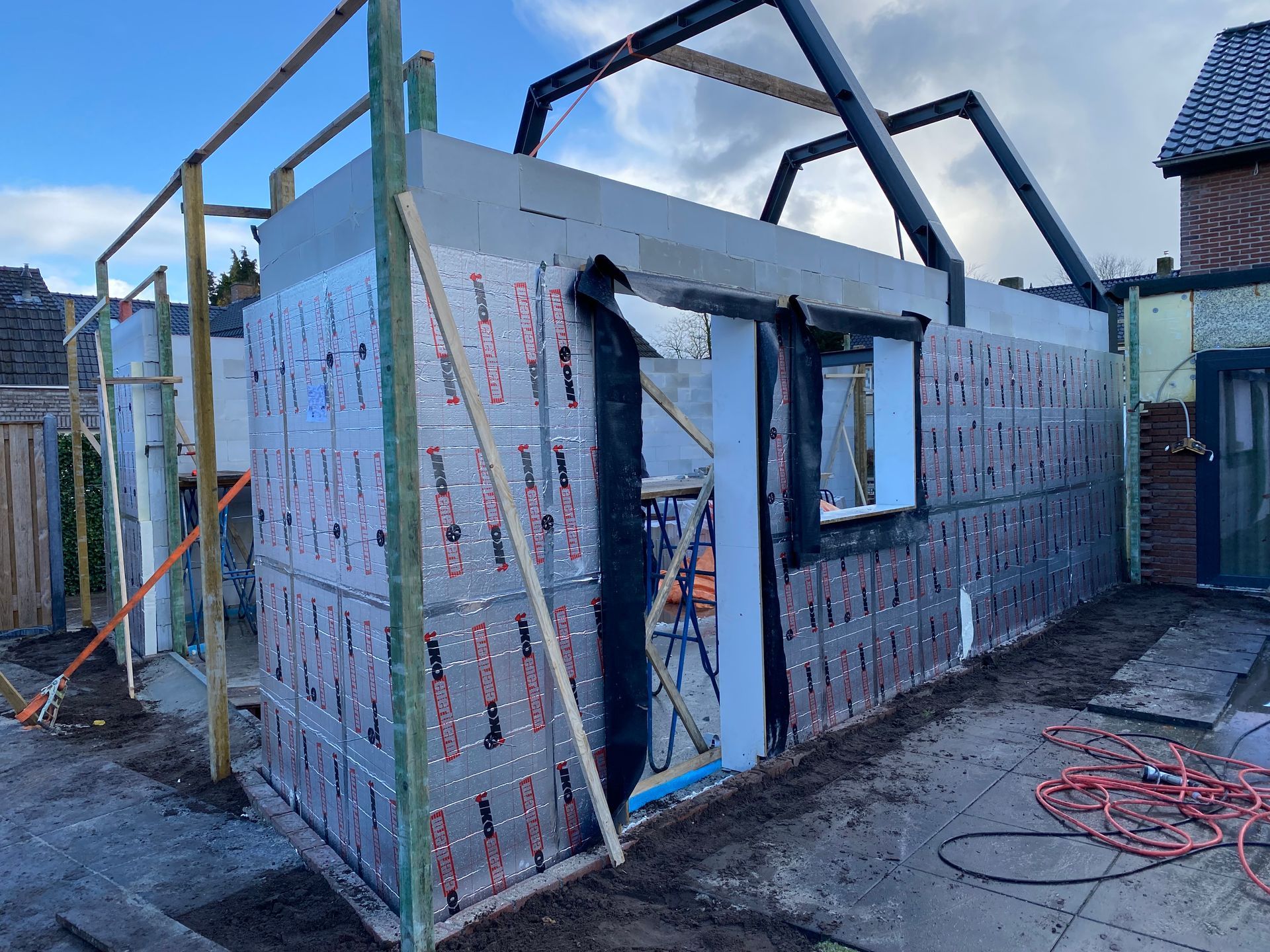 er wordt een gebouw gebouwd met veel isolatie