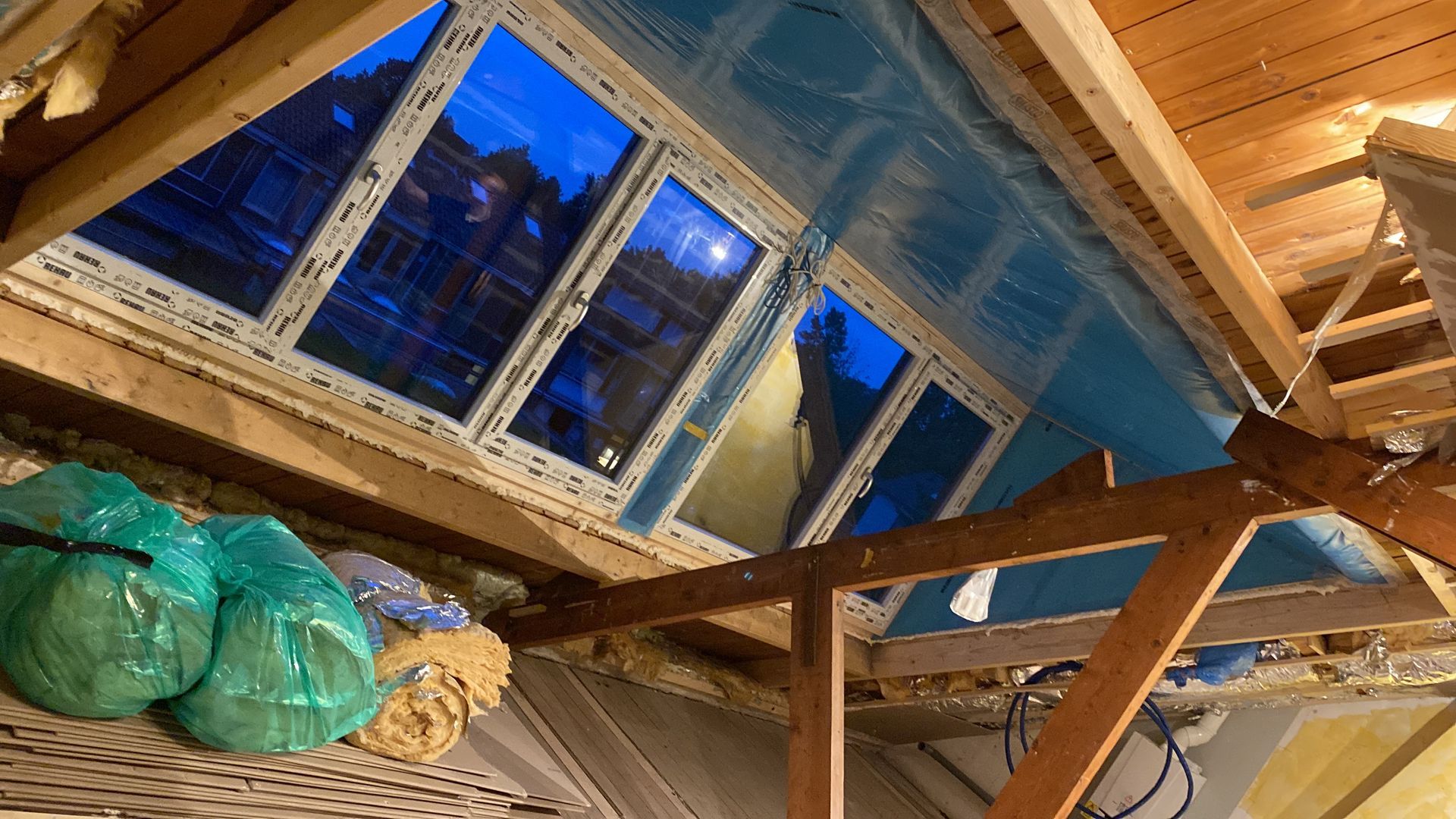 een gebouw in aanbouw met een paar zakken isolatie