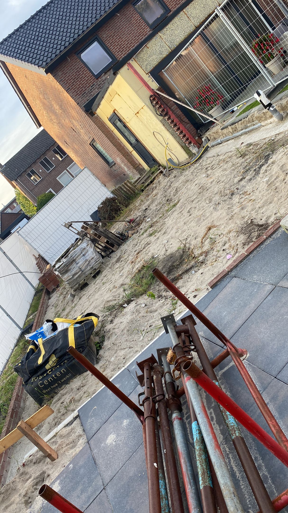 een tas met het woord aannemer erop