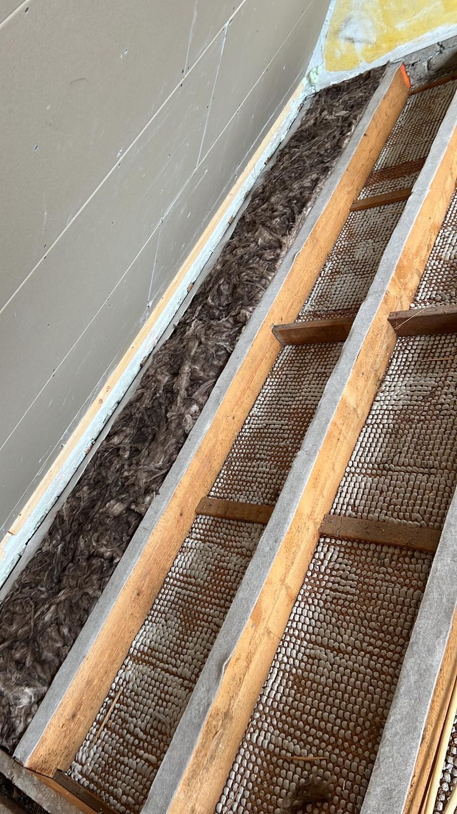 een houten constructie met een raster van gaten erin