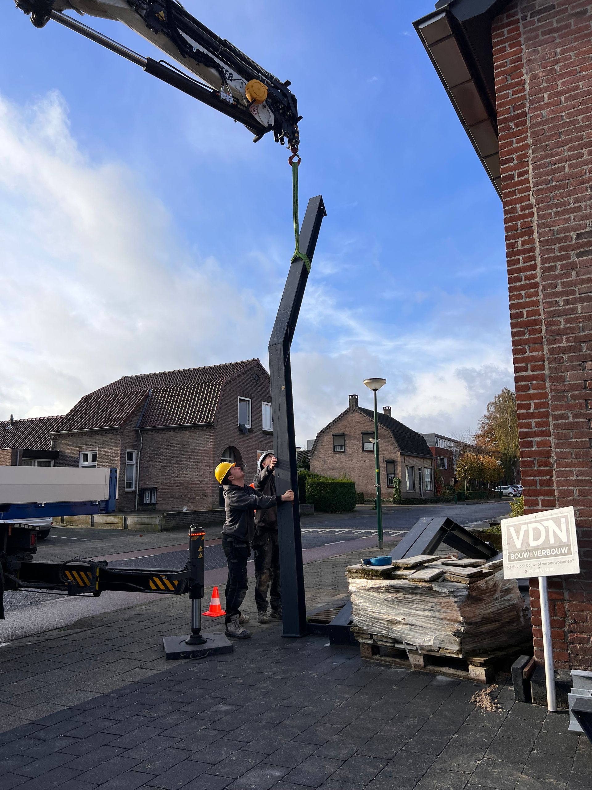 een bord met vdn erop voor een bakstenen gebouw