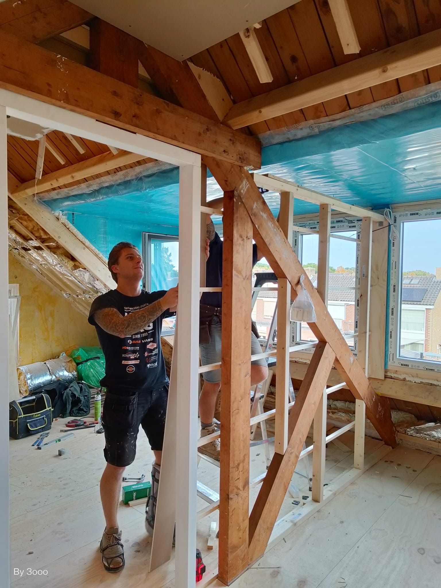 een man die een t-shirt draagt 