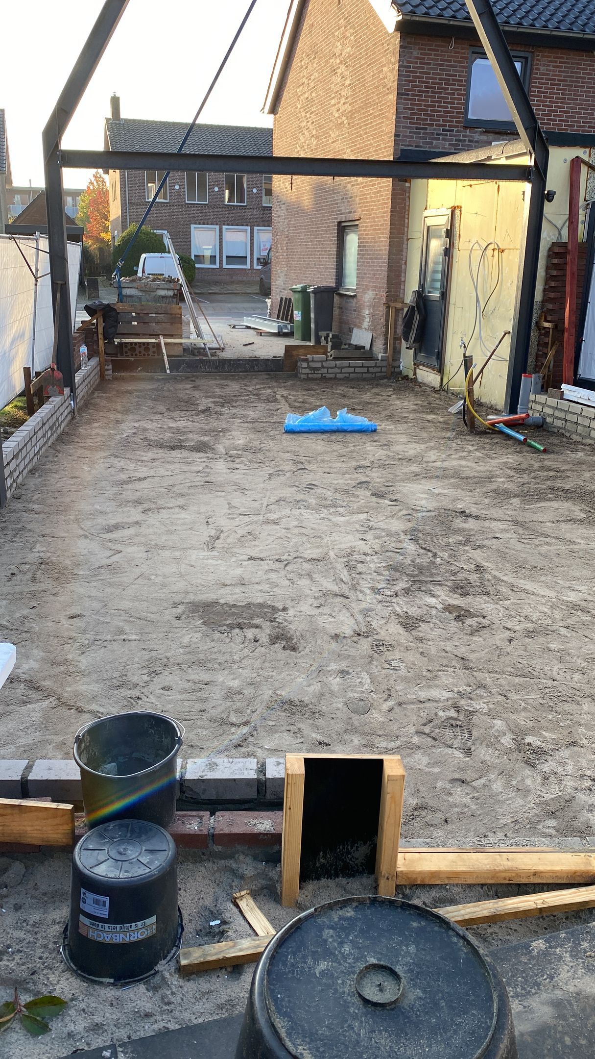 een zwarte emmer met een etiket erop waarop 'nl' staat