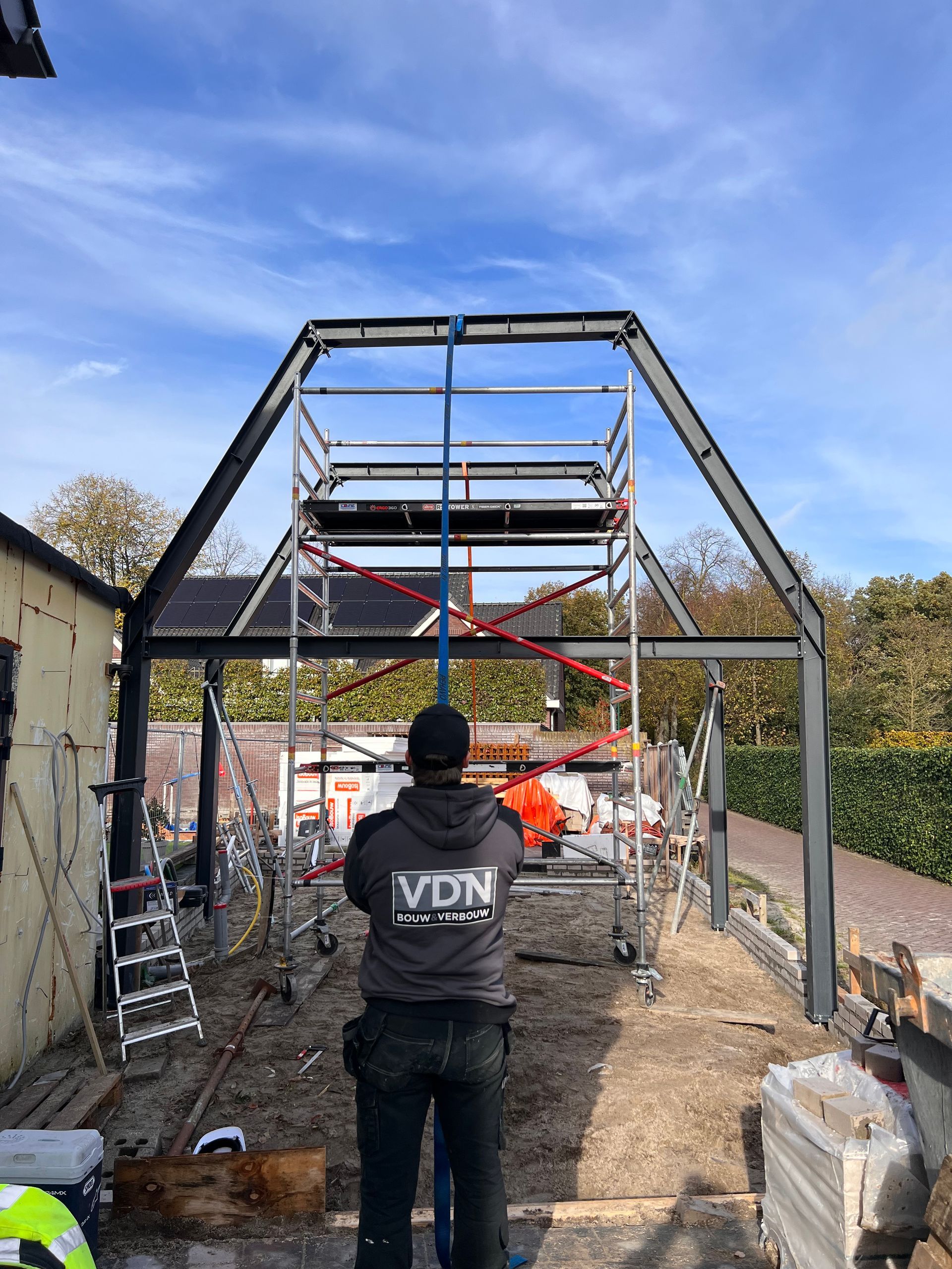 een man die een hoodie draagt met de tekst vdn erop