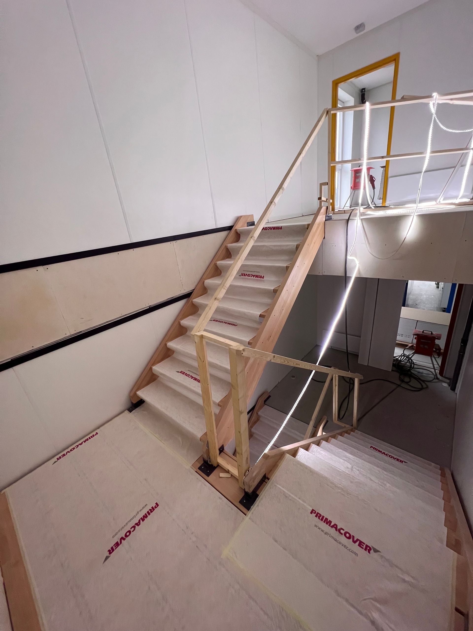 er wordt een trap gebouwd en de treden zijn bekleed met primacover