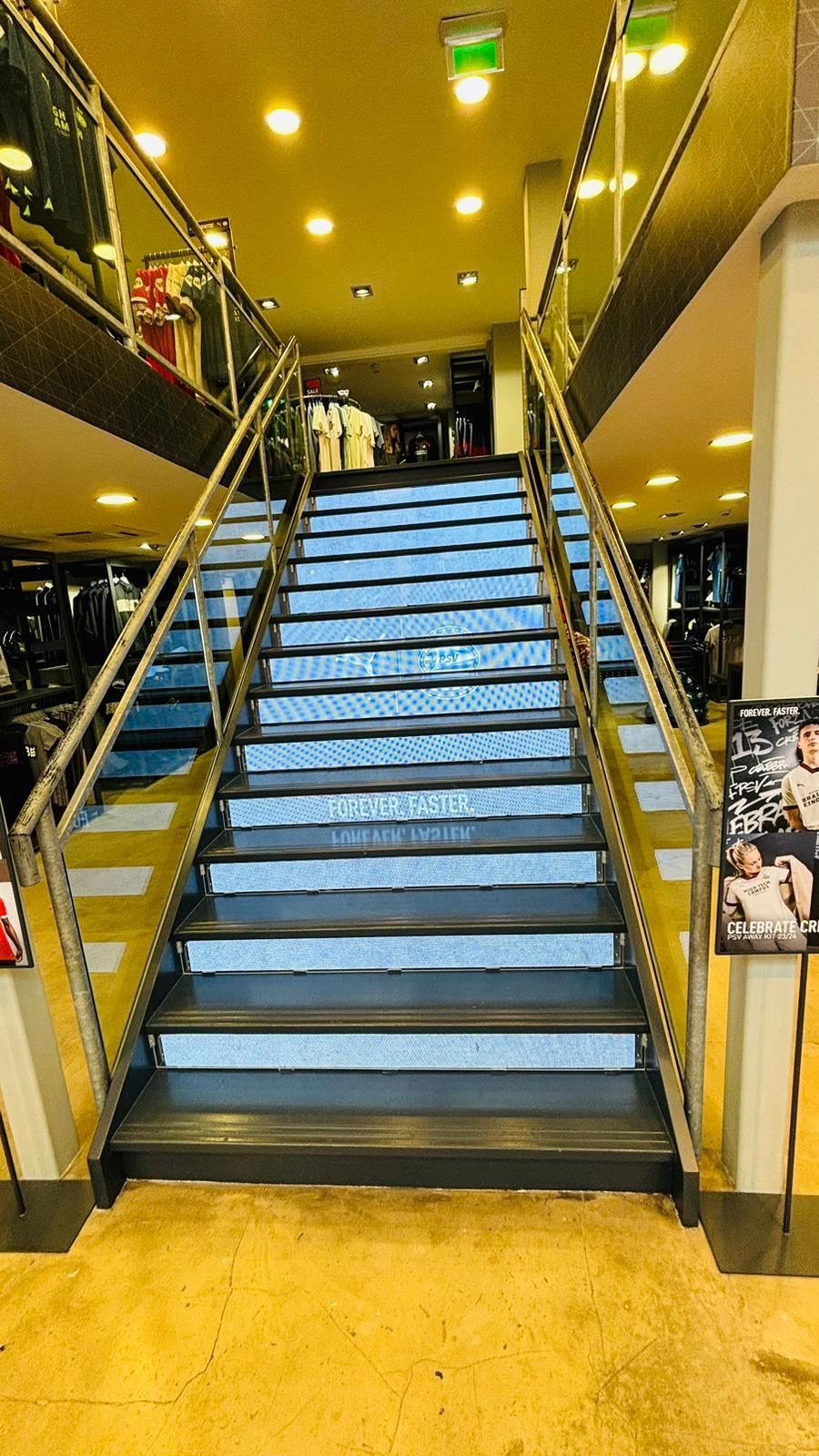 een trap in een winkel die eeuwig sneller zegt