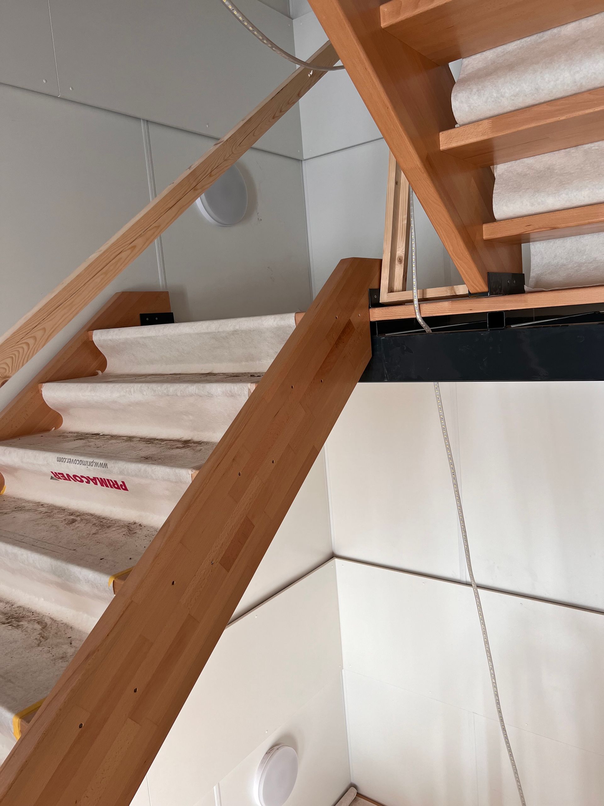 een houten trap met het woord prima op de treden