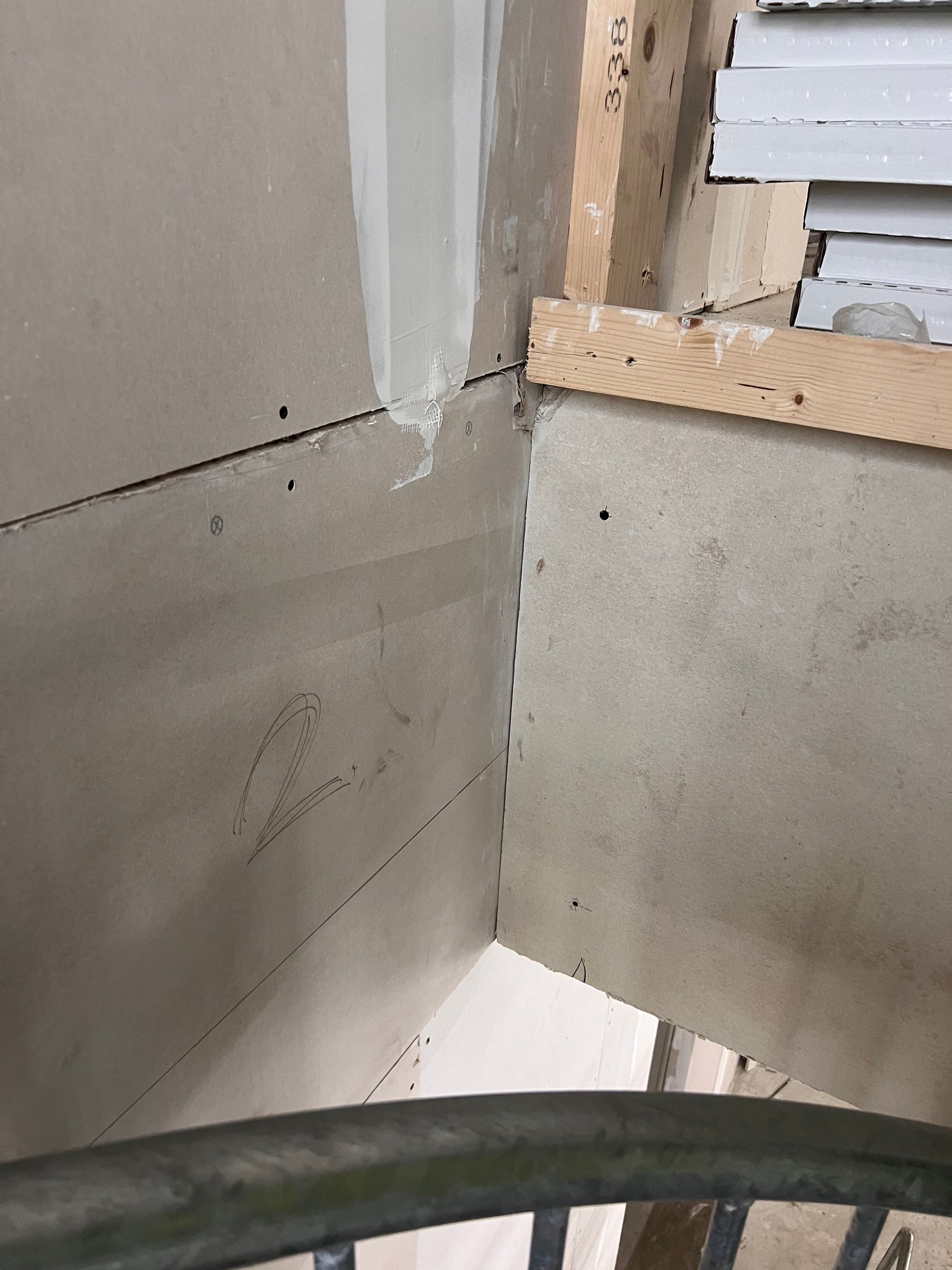 een hoek van een muur met het nummer 333 erop