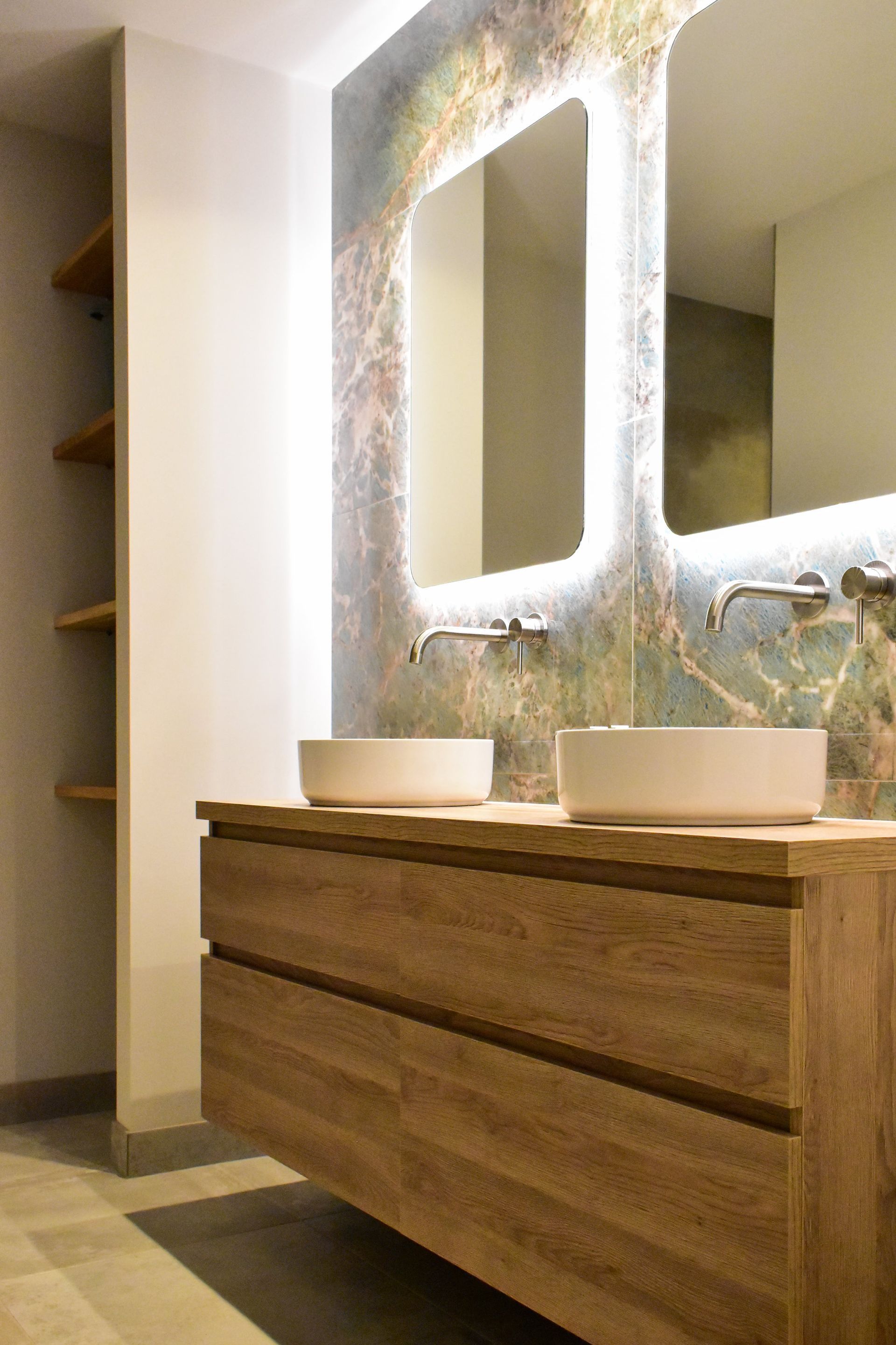 verbouwing badkamer, marmerlook tegels badkamer