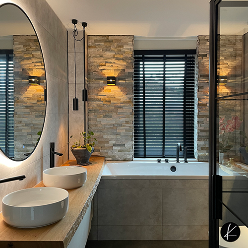 badkamerontwerp, tegelstrips, zwarte kozijnen