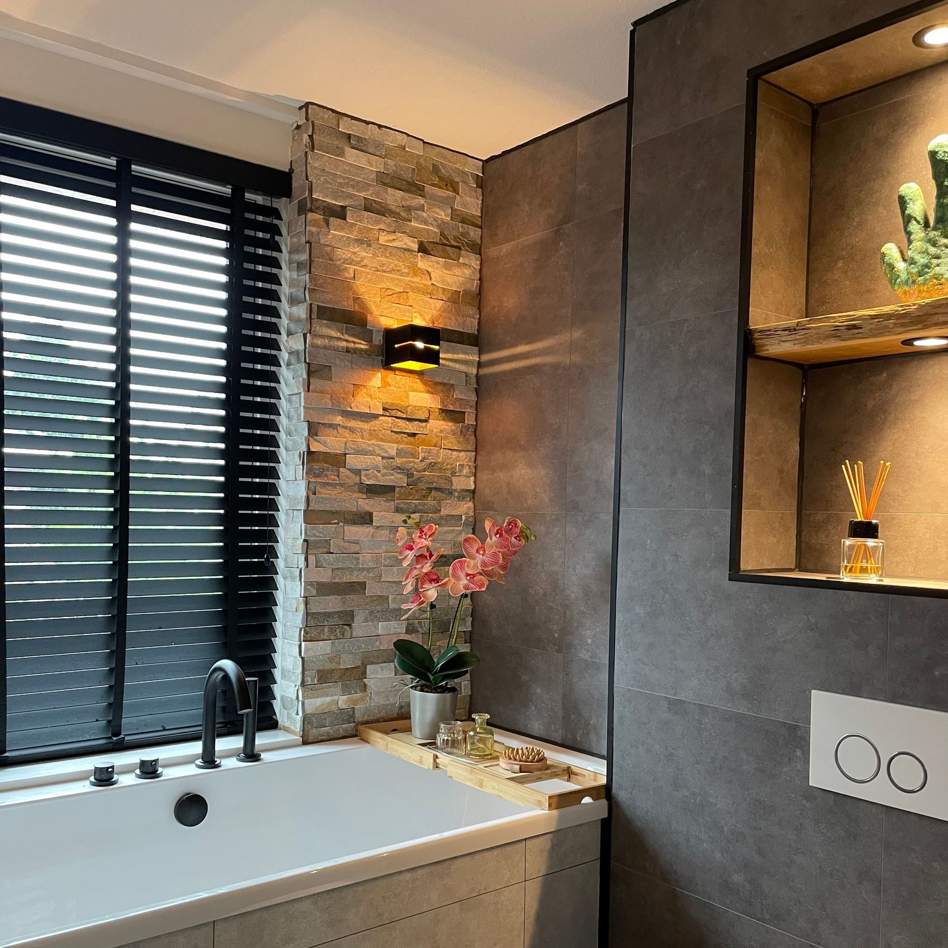 badkamer ontwerp purmerend bad en nis met verlichting boven het toilet