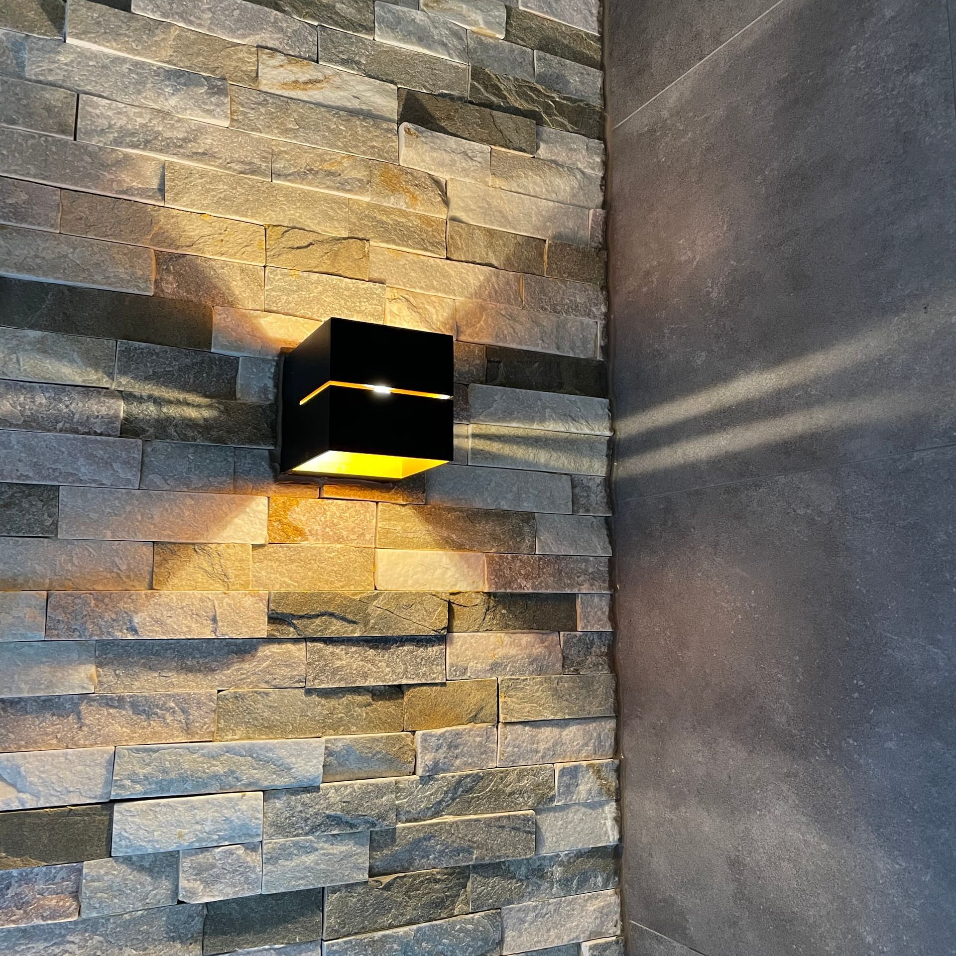 badkamer purmerend gerealiseerd wandlamp en tegelstrips