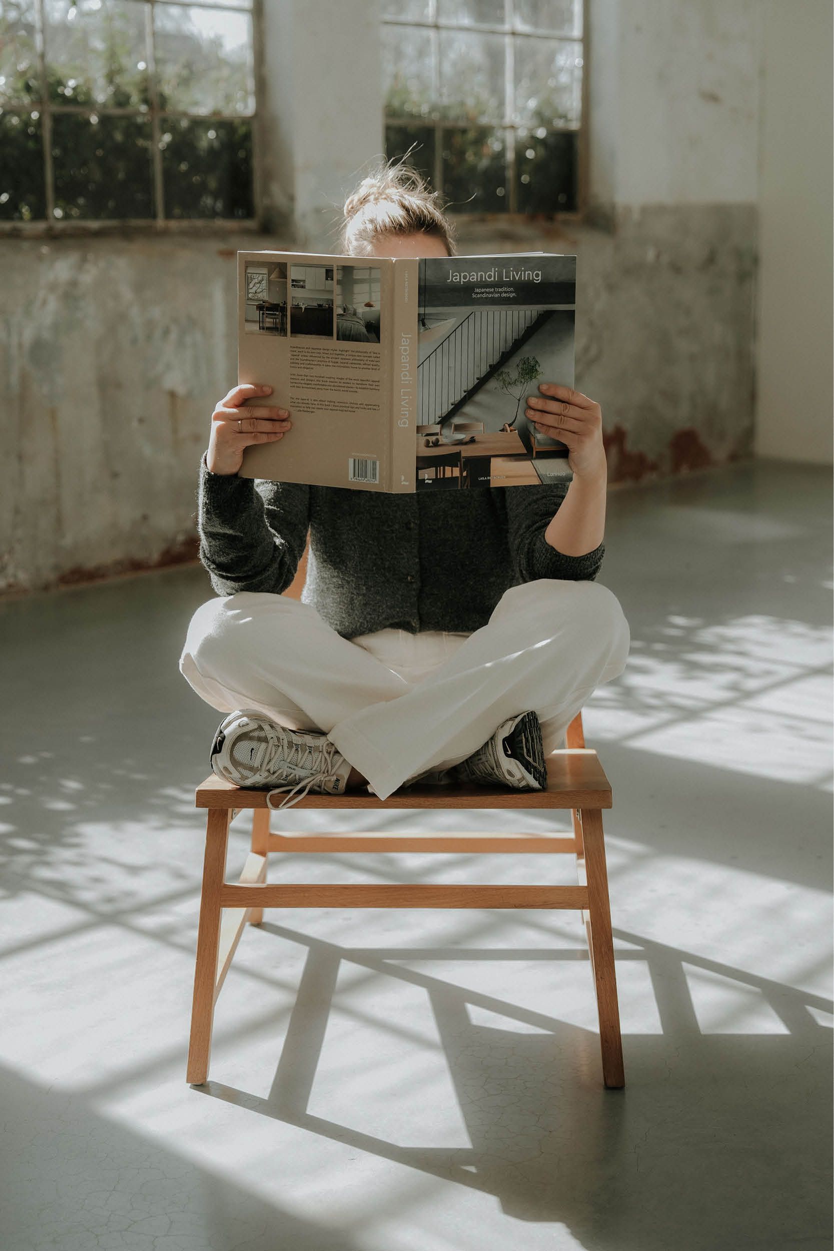 diane met een boek voor haar hoofd