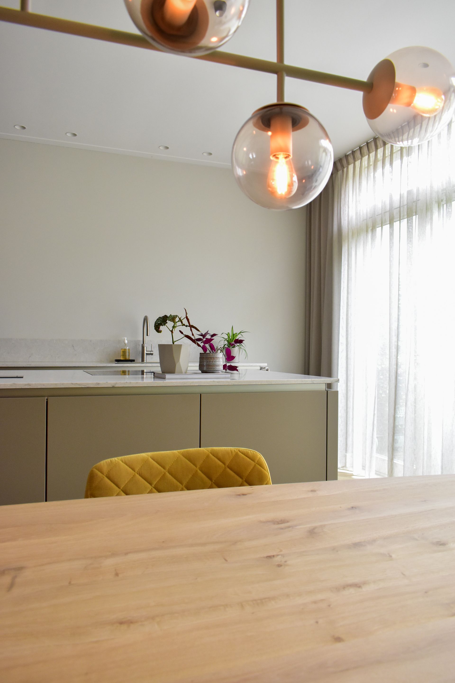 keukenontwerp, taupe keuken met marmerenblad