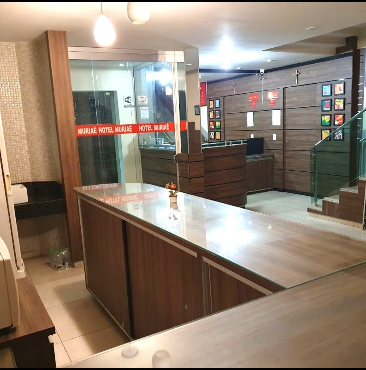 Uma sala com um balcão e uma escada