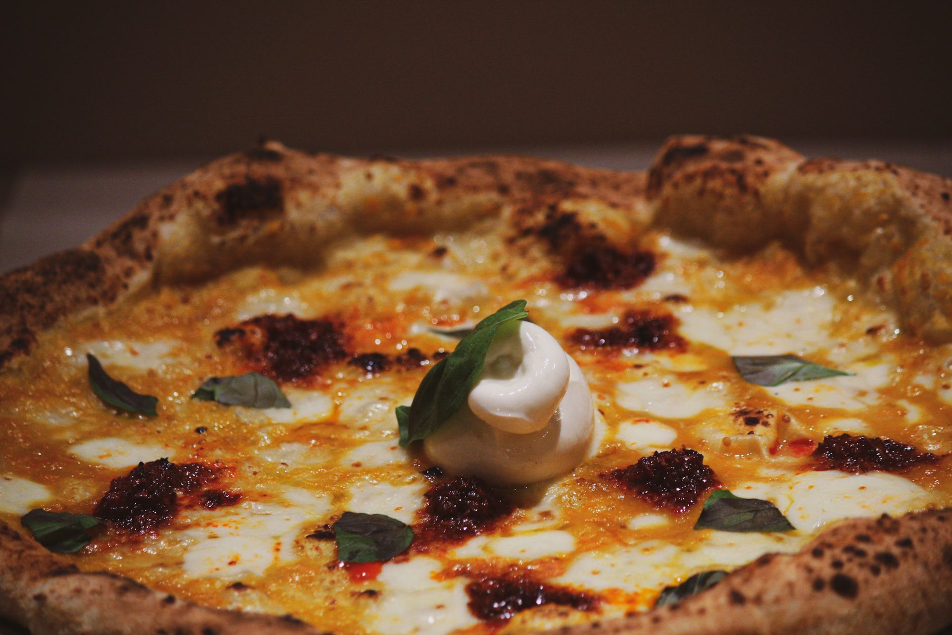 Una pizza con molti condimenti è seduta su un tavolo.